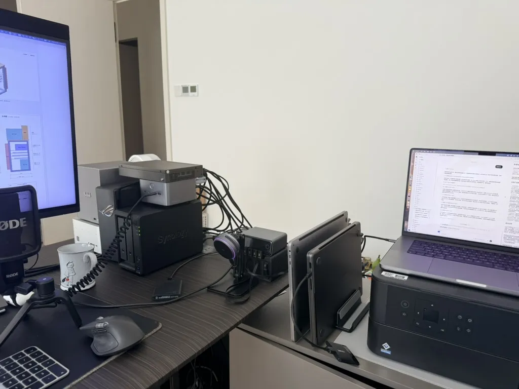 迁入机柜前，NAS 与电脑摆在桌面上的布局