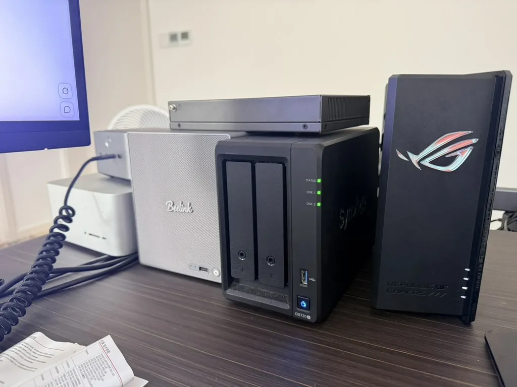 零刻 ME Pro 与群晖 NAS、ROG 平板并排放在桌面上