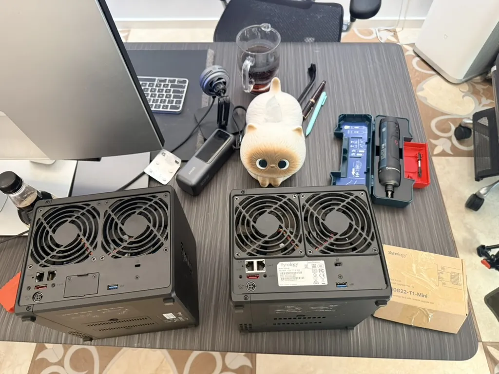 拆开后盖的两台 NAS 与 Bosch Go 电动螺丝刀