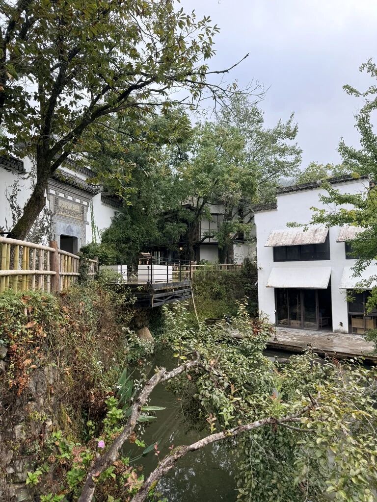 溪水旁的塔川书院民宿